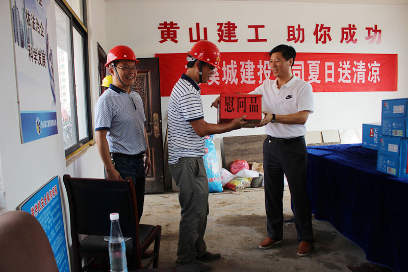 高溫慰問送清涼,情系一線暖人心