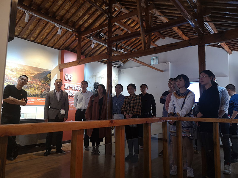 區(qū)城建投黨支部開展革命傳統(tǒng)教育“緬懷先烈、重溫誓詞”主題黨日活動