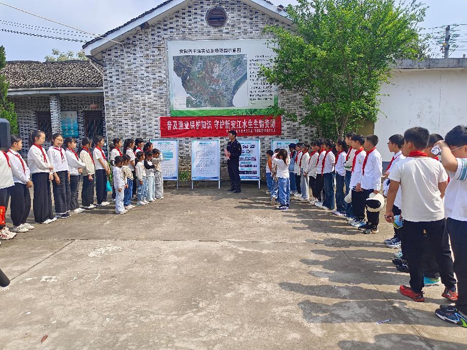 區(qū)關(guān)工委組織學(xué)生到實(shí)驗(yàn)茶場(chǎng)開展茶文化主題實(shí)踐活動(dòng)