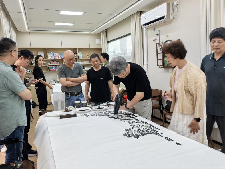 兩岸藝術(shù)家相聚黃山古村  以筆墨共書文化交融新篇